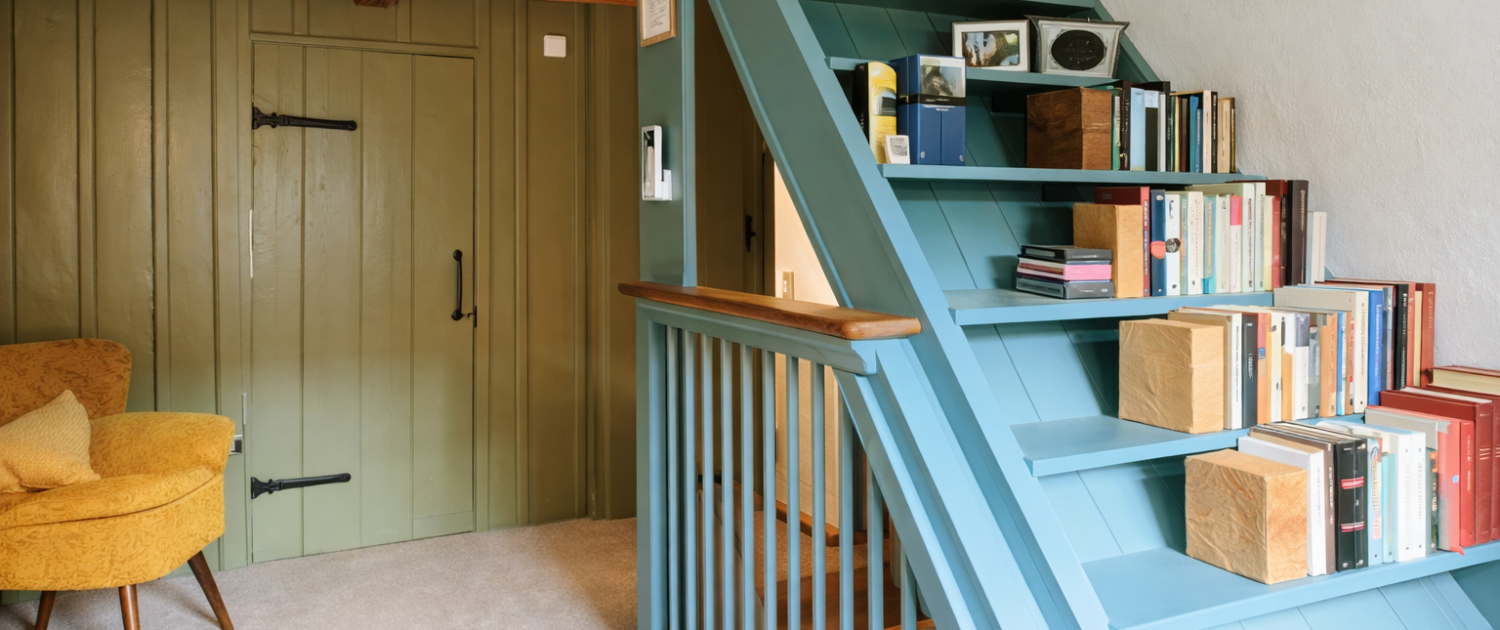 Oberer Flur mit Büchertreppe Frontpage